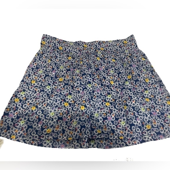 Old Navy cotton floral skirt. Elastic waist band in the back and lined. So cute! - Picture 1 of 3